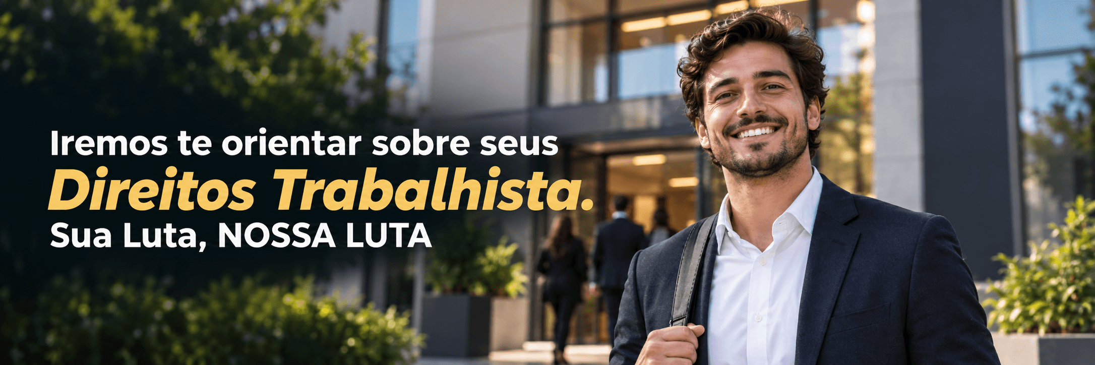Iremos te orientar sobre seus direitos trabalhistas — homem de terno sorrindo em frente a um edifício comercial